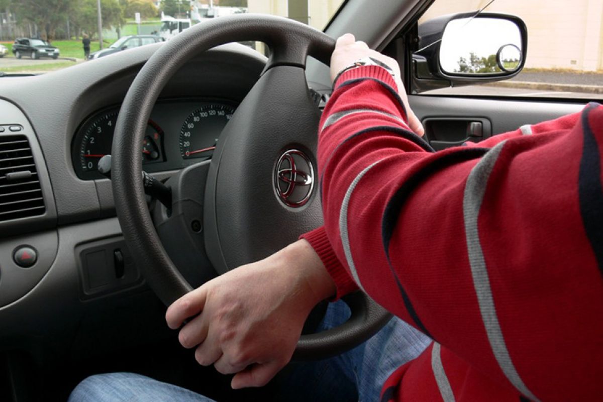 Jangan Memutar Setir Ketika Mobil Anda Diam Ya Sobat!