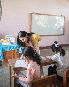 Mengajar Dengan Hati, Prilly Latuconsina Bawa Inspirasi Di NTT