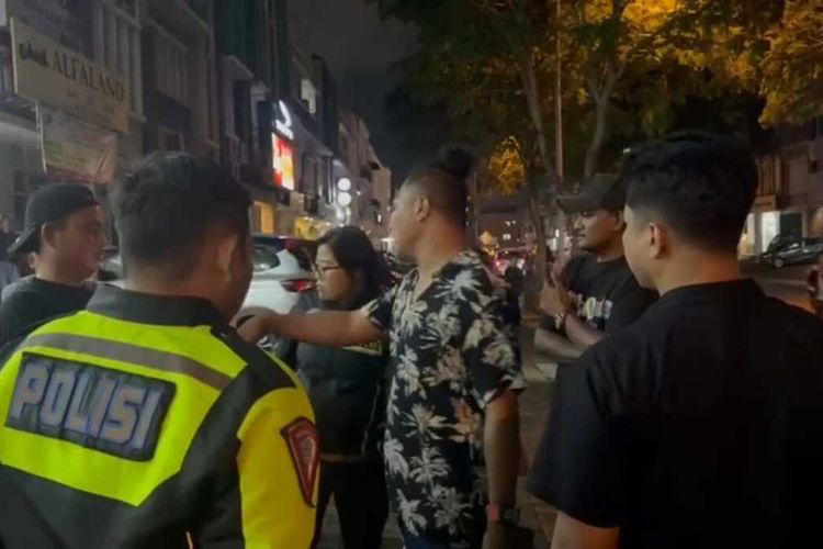 Debt Collector Tantang Polisi Saat Penarikan Mobil Warga