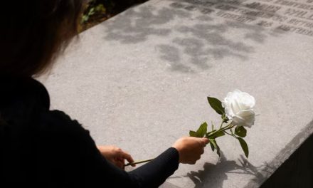 Tips Psikolog: Ini Cara Temani Orang Berduka