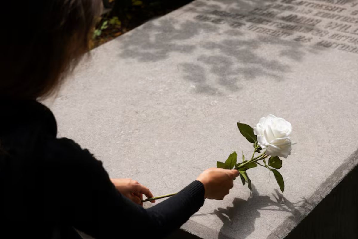 Tips Psikolog: Ini Cara Temani Orang Berduka