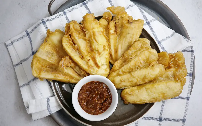Kombinasi Maut: Pisang Goreng Di Cocol Sambal Roa!