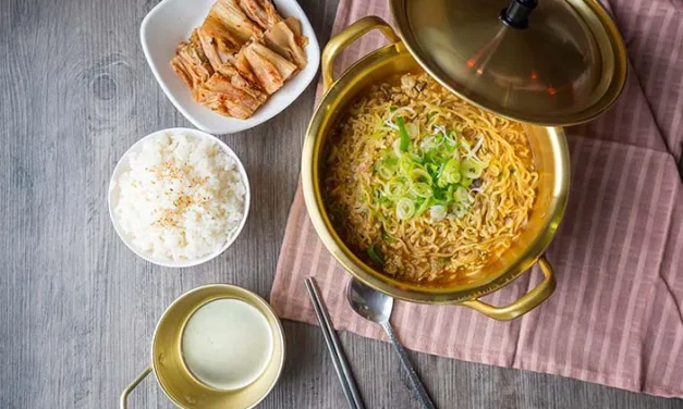 Doyan Makan Nasi Lauk Mi? Intip Bahayanya Menurut Ahli