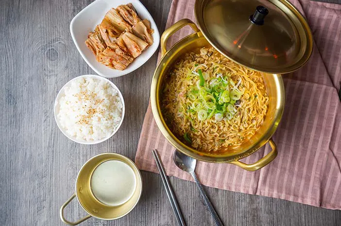 Doyan Makan Nasi Lauk Mi? Intip Bahayanya Menurut Ahli