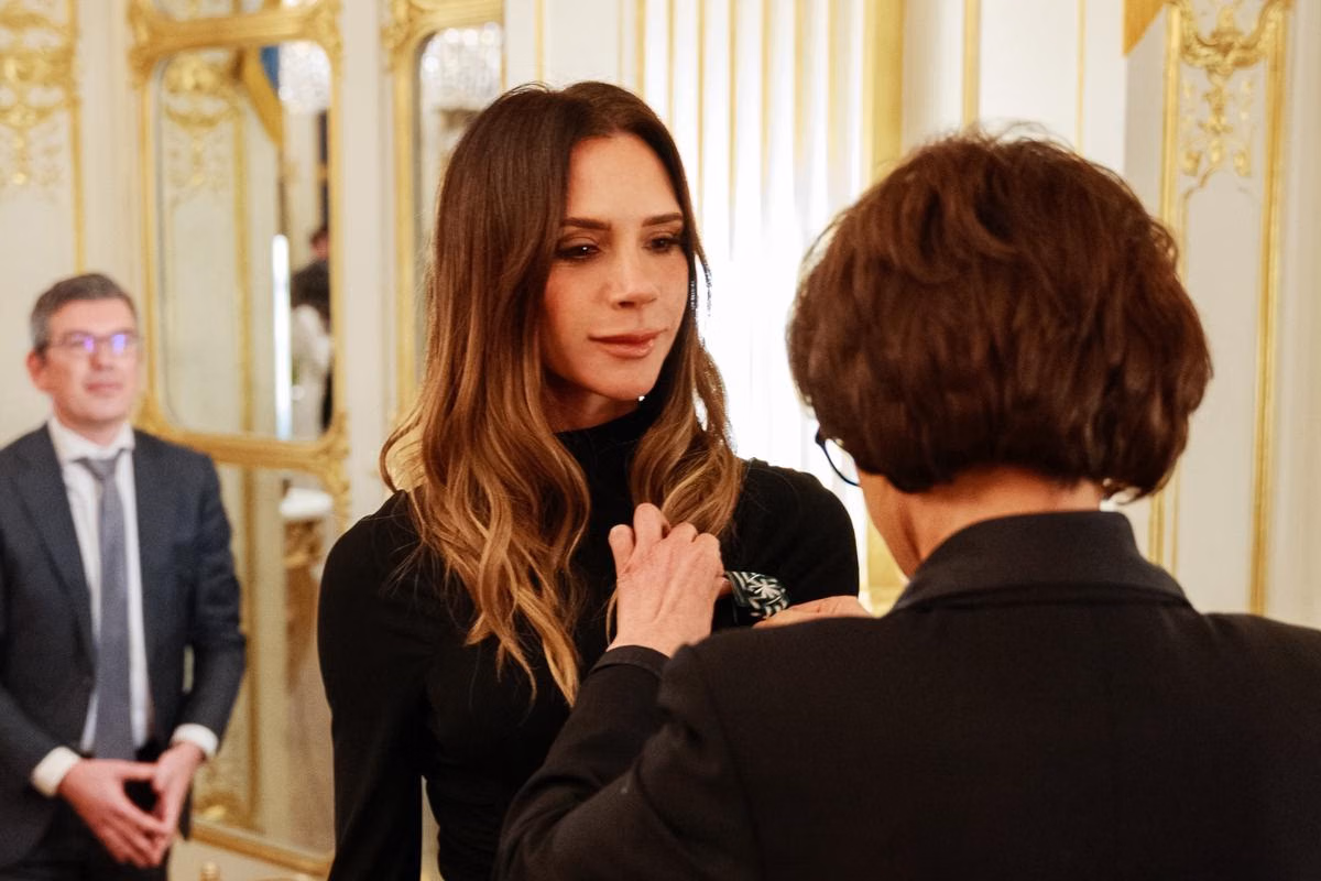 Sabet Ksatria Seni, Ini Detail Gelar Baru Victoria Beckham